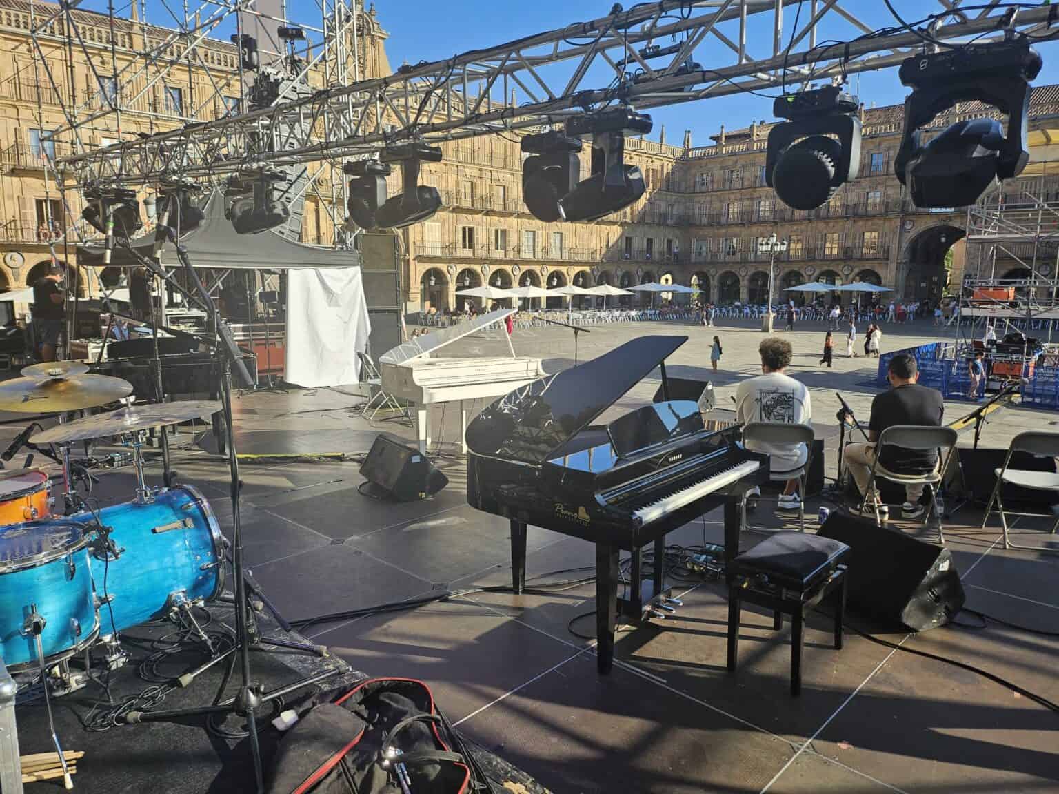 Piano de cola en un acto de inauguración
