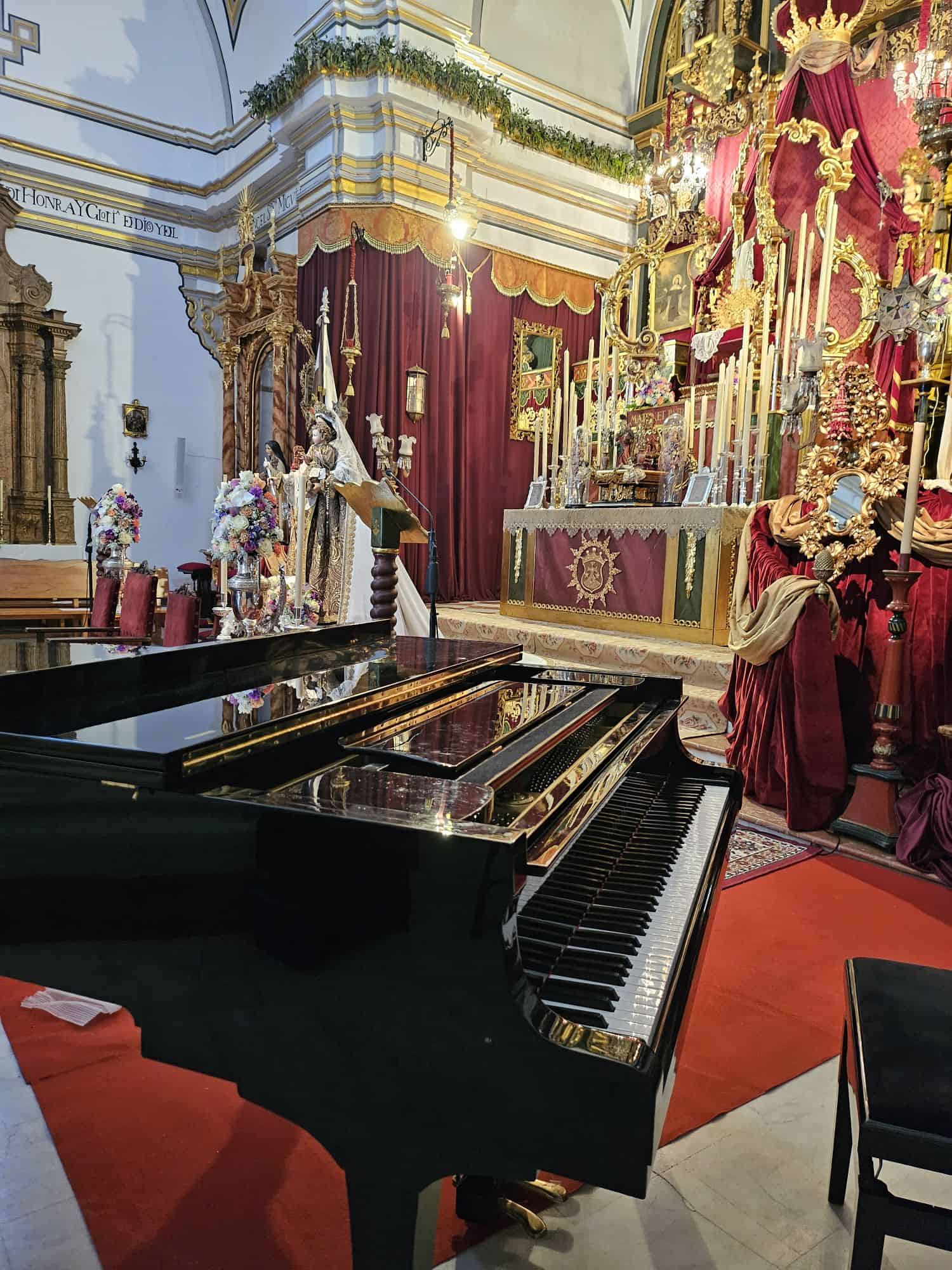 alquiler de piano de cola en Palenciana