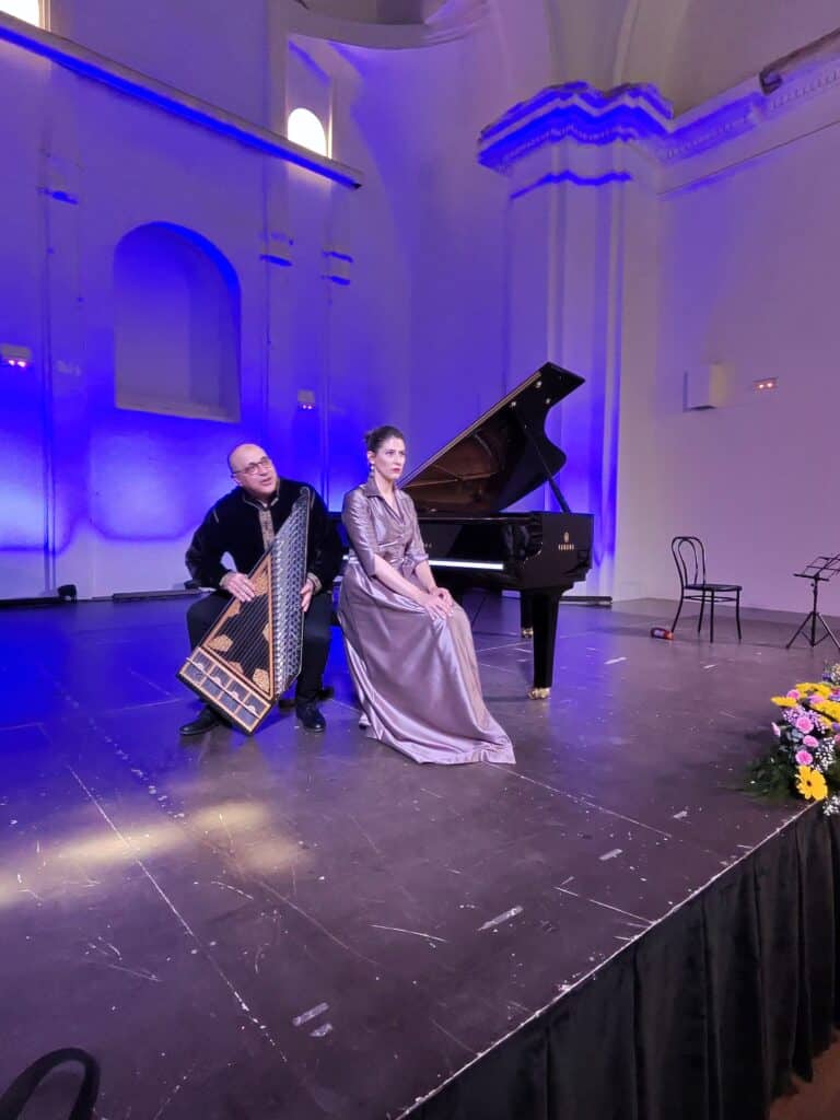 María Dolores Gaitán y Aziz Samsaoui junto al Yamaha S7X en la Sala Sebastián Valero