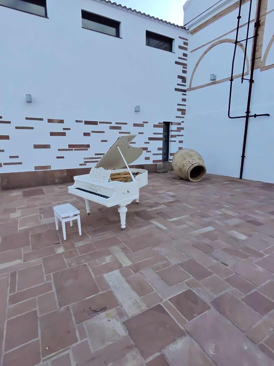 Alquiler de piano blanco en Adamuz - Piano Yamaha para videoclip profesional en Córdoba