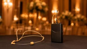 Micrófono de diadema beige con petaca transmisora inalámbrica para eventos
