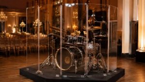 Pantalla acústica de batería transparente en salón de bodas