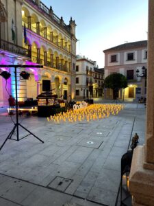 Carrusel narrativo: preparativos y celebración de un concierto a la luz de las velas en la Plaza Mayor de Andújar