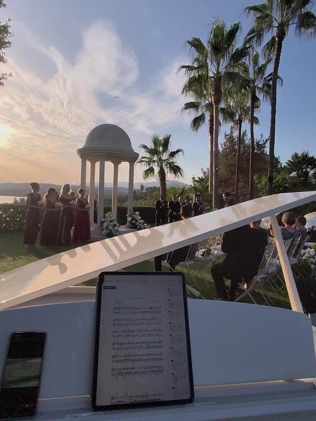 Ceremonia de boda en el templete de columnas de BBou La Viñuela, vista desde el piano con la partitura en la tablet